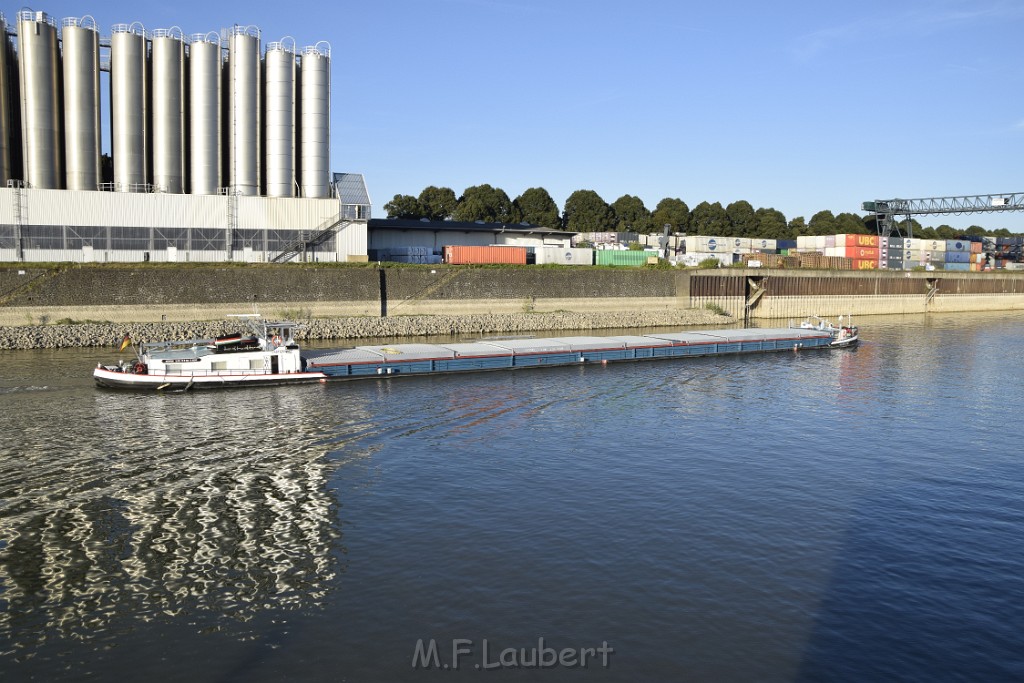 Havarie Wassereinbruch Motorraum beim Schiff Koeln Niehl Niehler Hafen P014.JPG - Miklos Laubert